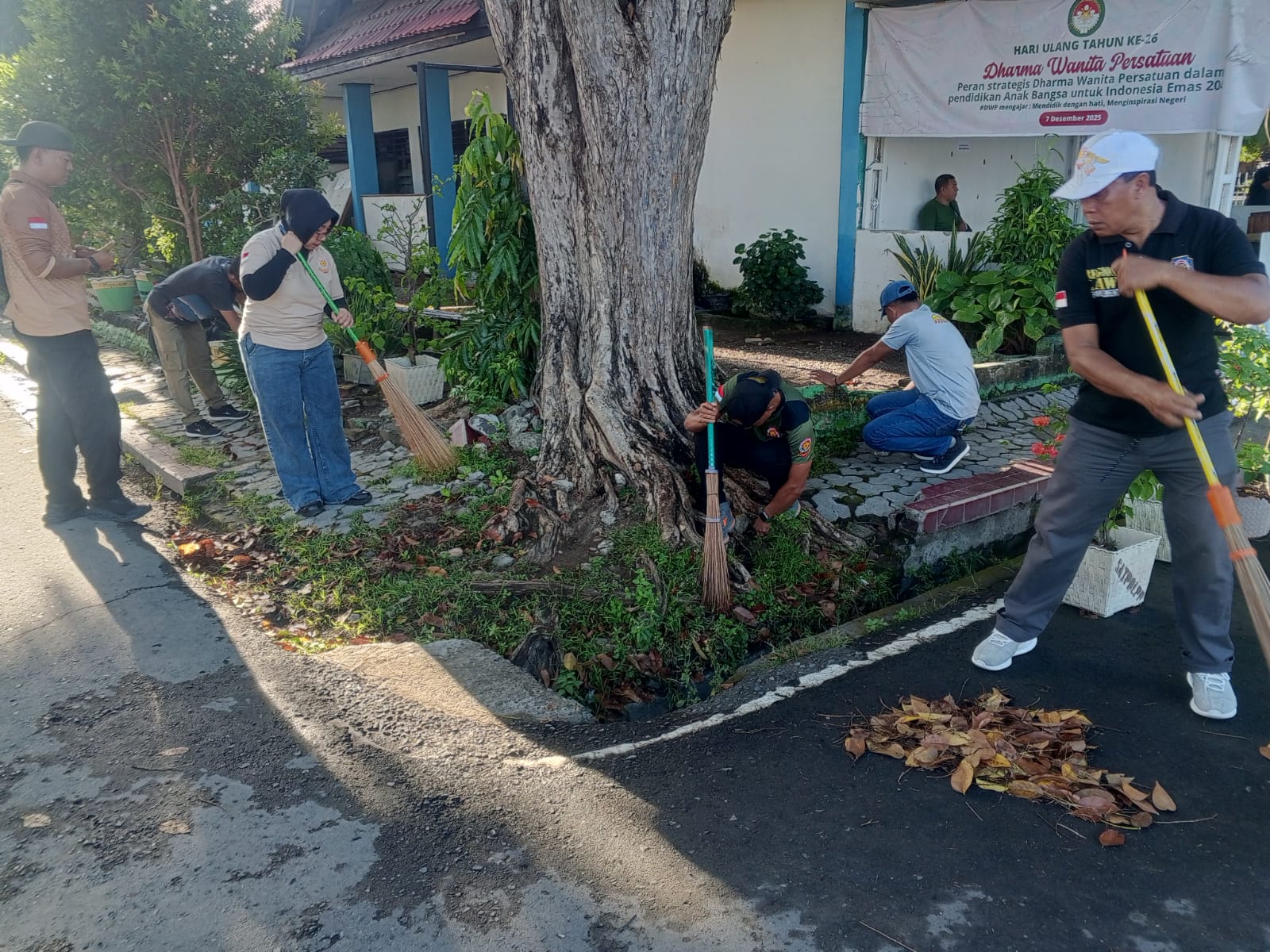 Tingkatkan Kebersihan Kantor Satpol PP Laksanakan Gotong Royong